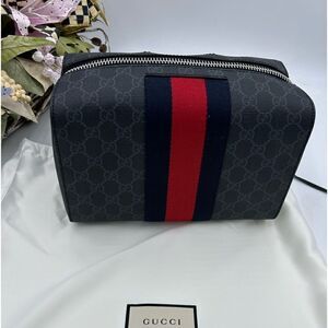 Men’s Gucci, GG Supreme zippered monogram toiletry bag/travel bag made i…
